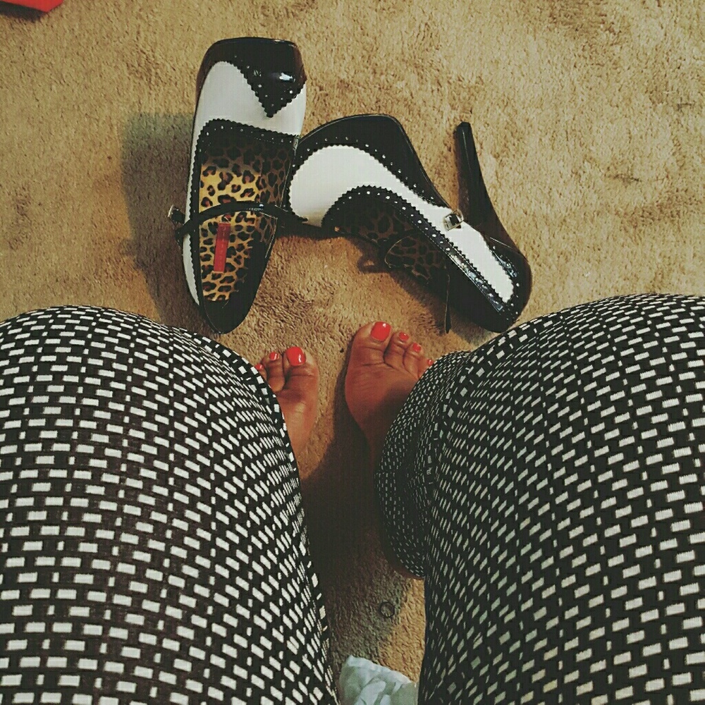 Black and white round toe pump stiletto