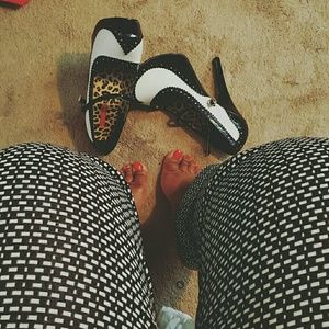 Black and white round toe pump stiletto