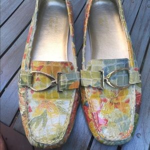 Women's Anne Klein Slip On Leather Loafers Size 10 Women's Anne Klein Slip On Leather Loafers Size 10