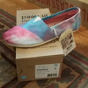 NEW IN BOX TOMS CLASSICS PINK&BLUE TIE DYE SZ 9 NEW IN BOX TOMS CLASSICS PINK&BLUE TIE DYE SZ 9