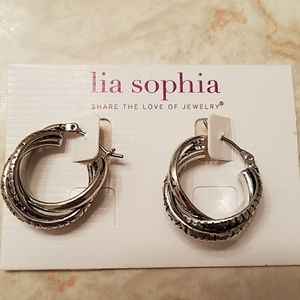 Small, silver hoops. Never worn. Small, silver hoops. Never worn.