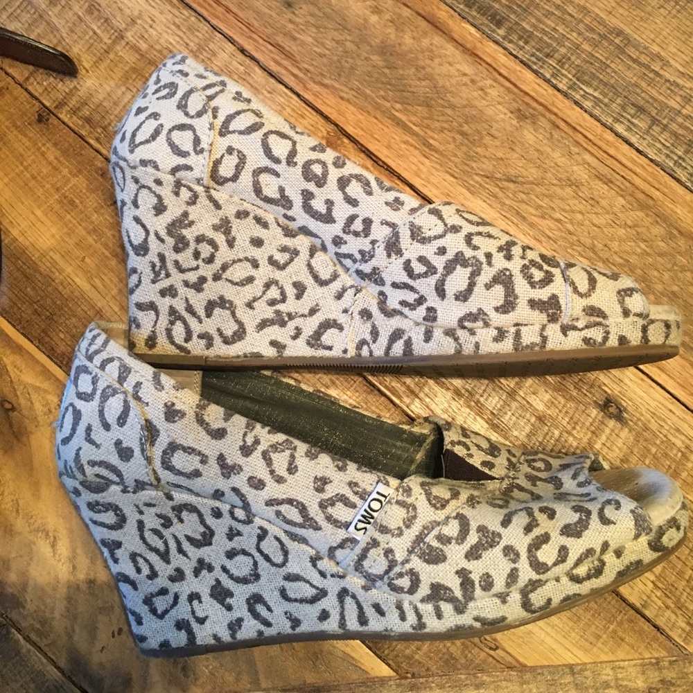 Women's size 8 Toms wedge shoe.