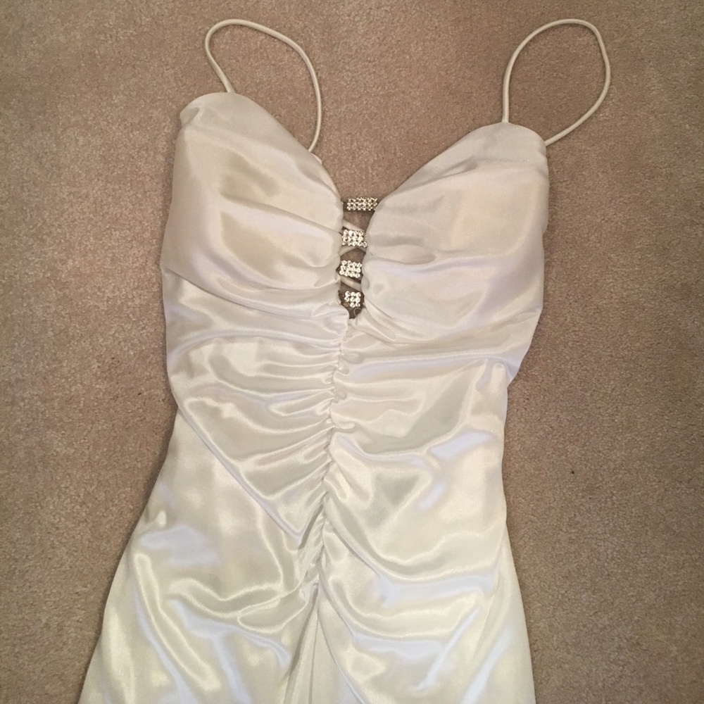 Perfect for Prom! Gorgeous white gown!