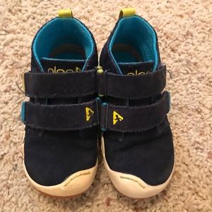Boys plae shoes. GUC
