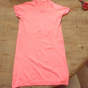 Lululemon women’s Fitted peach short sleeve Lululemon women’s Fitted peach short sleeve