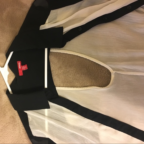 Button down blouse - Picture 3 of 3