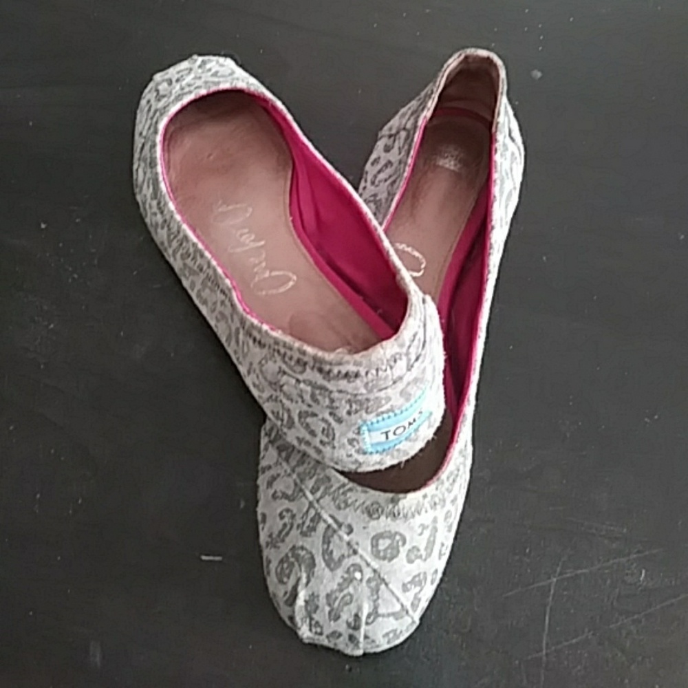 Toms gray leopard flats