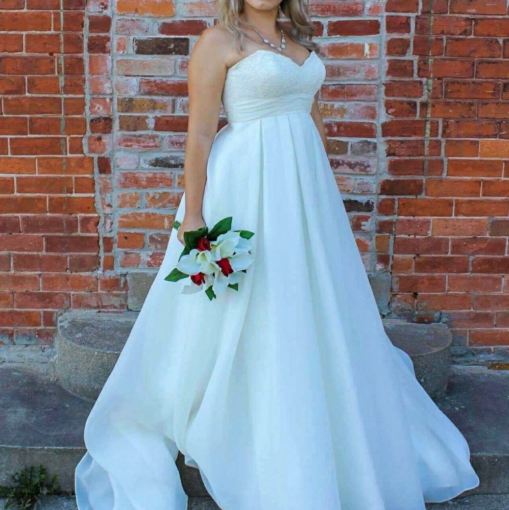 Galina Wedding Dress unaltered worn 2 hours size 8