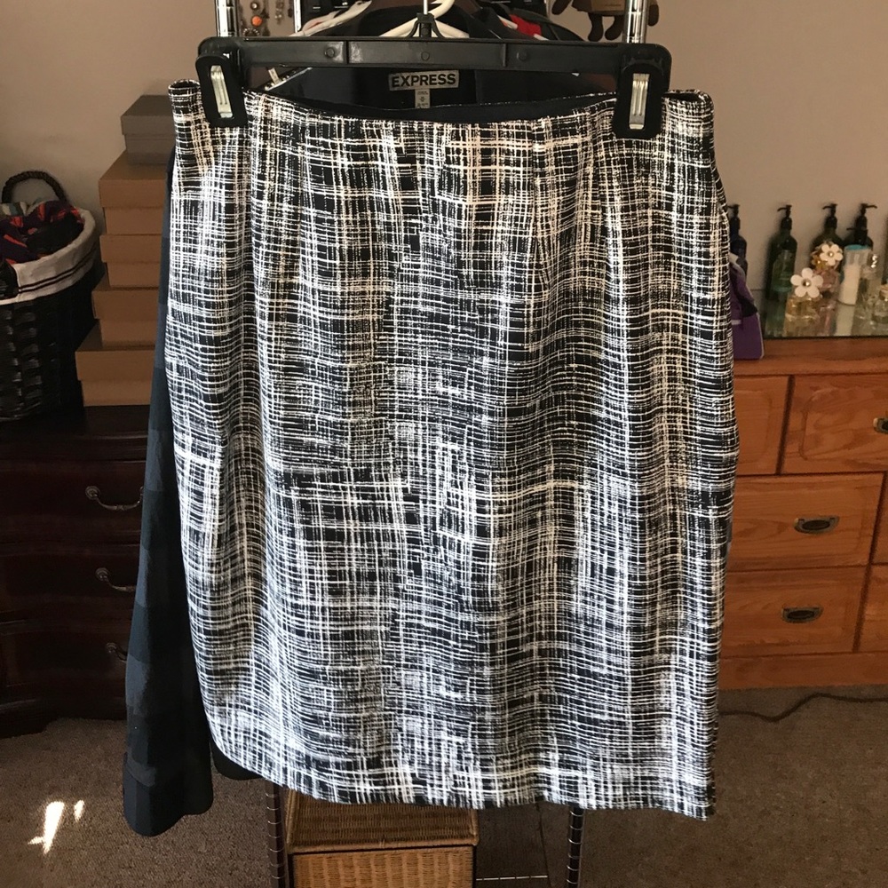 ☃️WINTER SALE☃️ Black and White Pencil Skirt