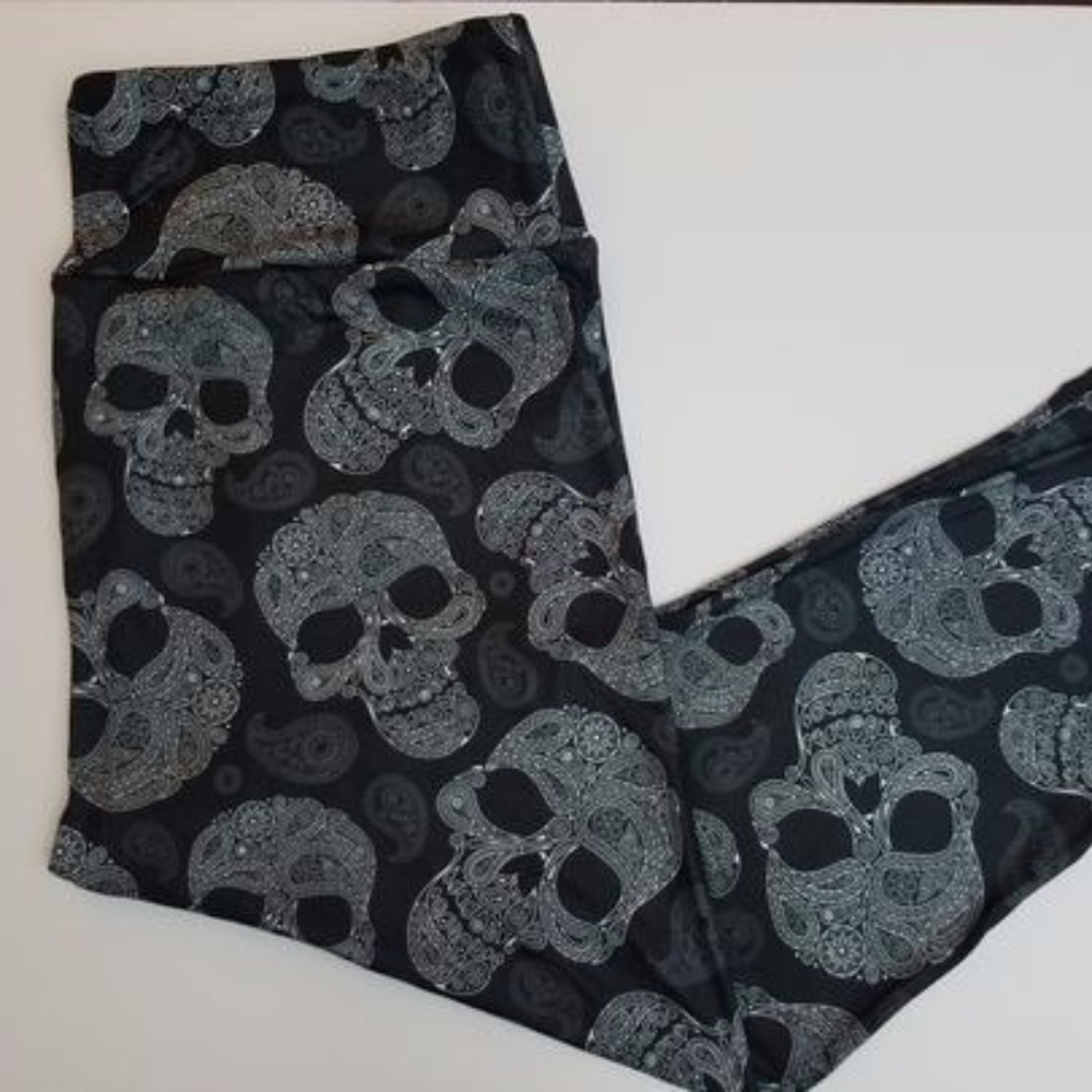 Paisley Skull Capri Leggings