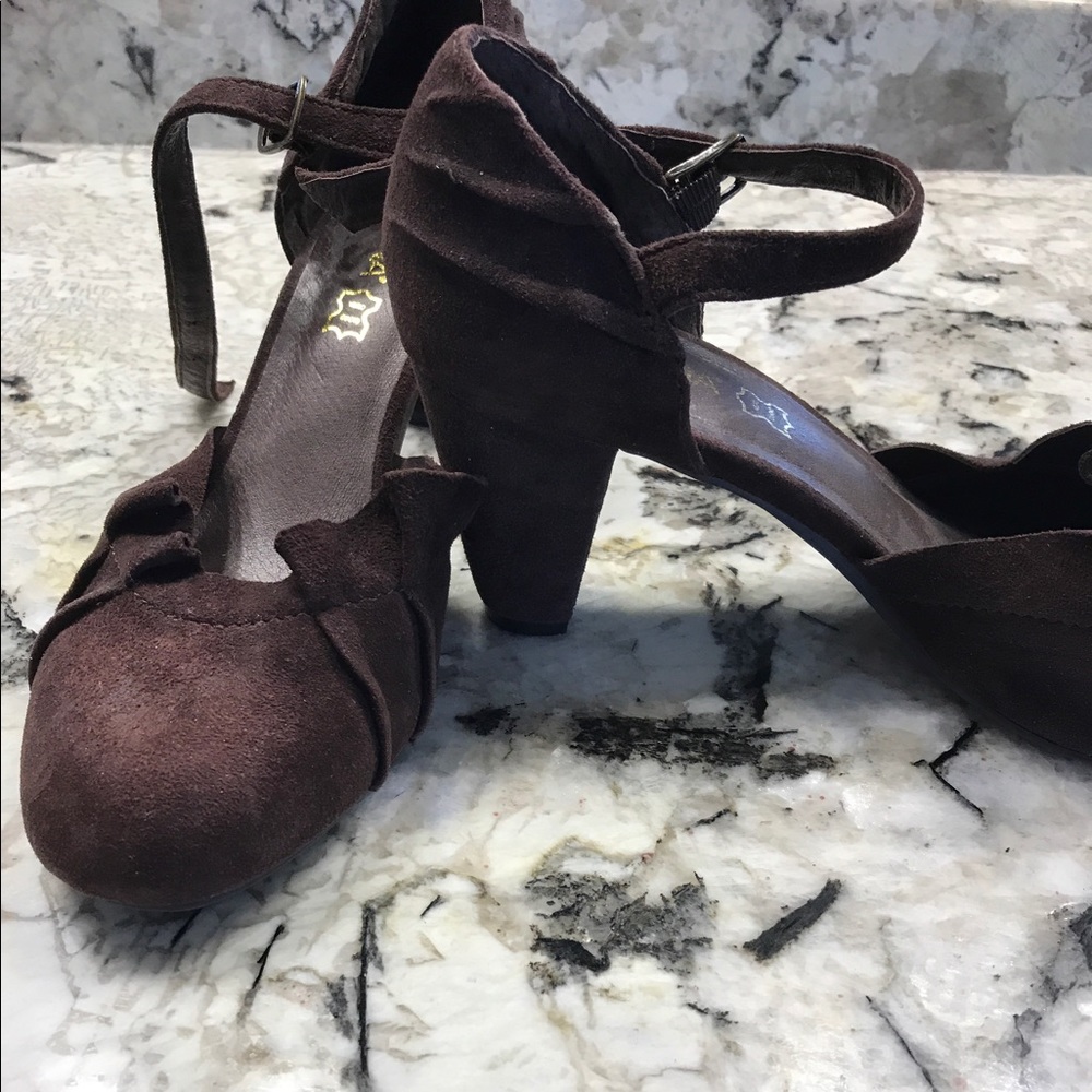 Perlina Suede Brown Shoes 👠 size 8.5.Like new 👡