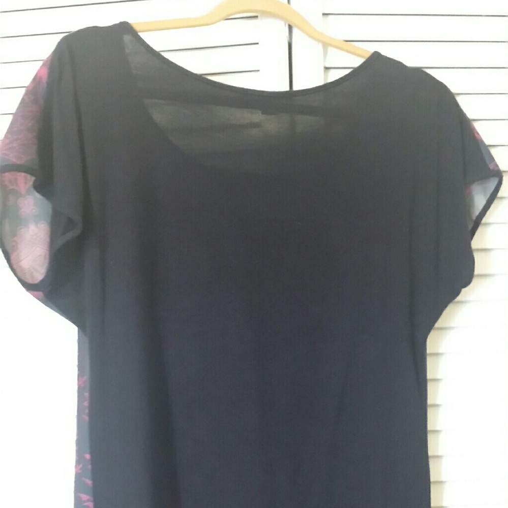 Woman's Top - Picture 3 of 4
