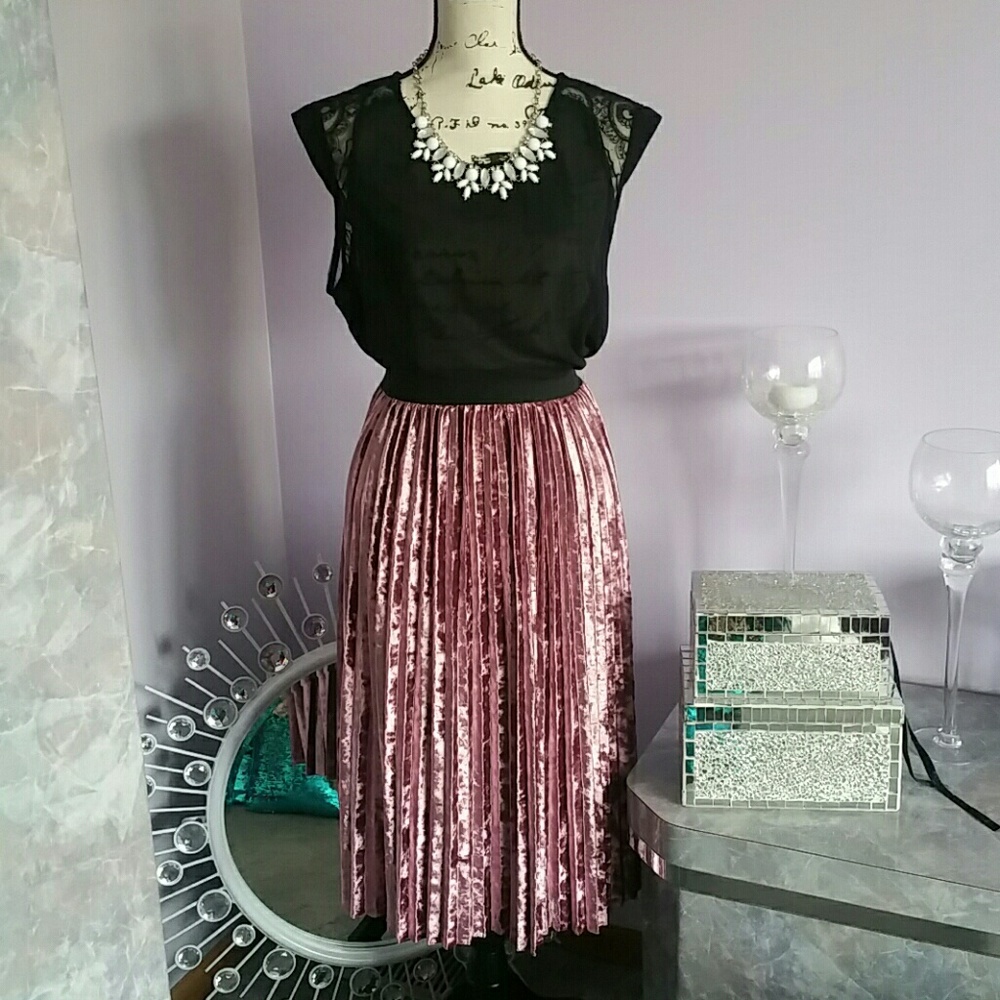 Last 1! *HP* Crushed Velvet Pleated Skirt! - Picture 3 of 6