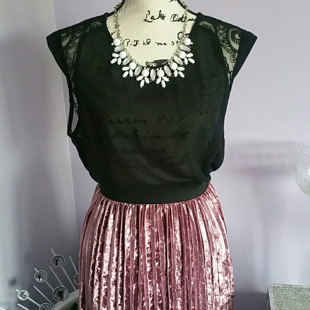 Last 1! *HP* Crushed Velvet Pleated Skirt! - Picture 5 of 6