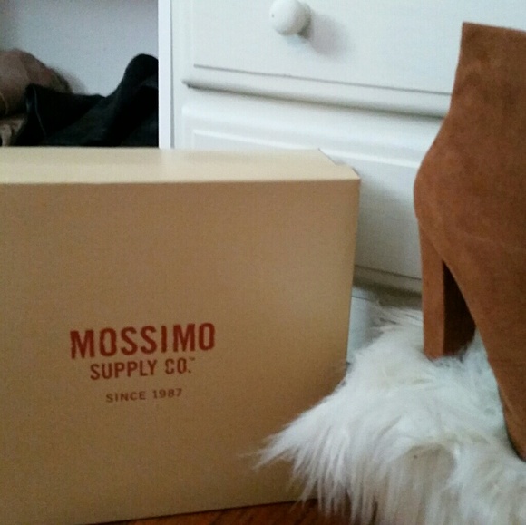 Way too cute Suede like booties - Picture 2 of 2