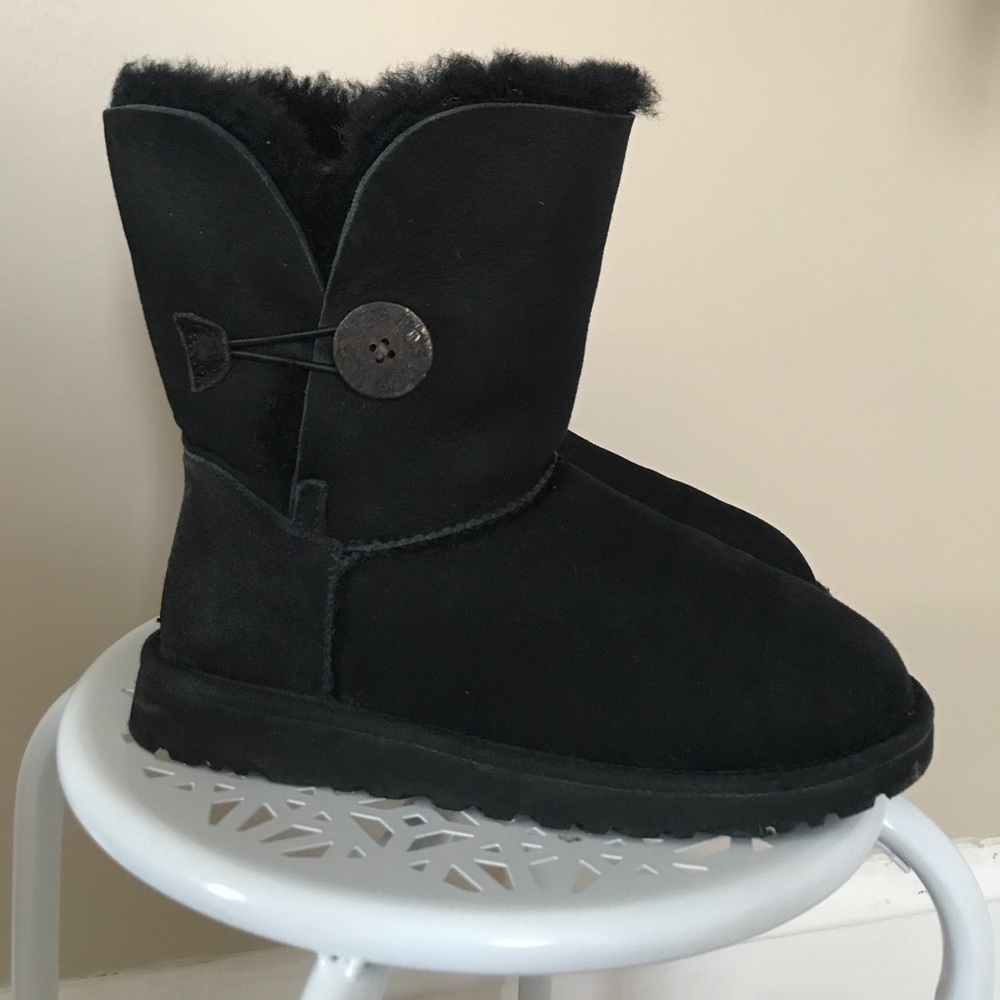 Black bailey button UGG boots