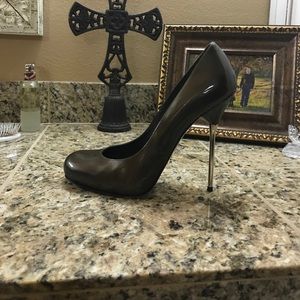 Georgeous Stuart Weitzman heels in lunar.