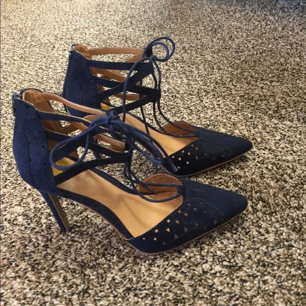 MIA Navy heels