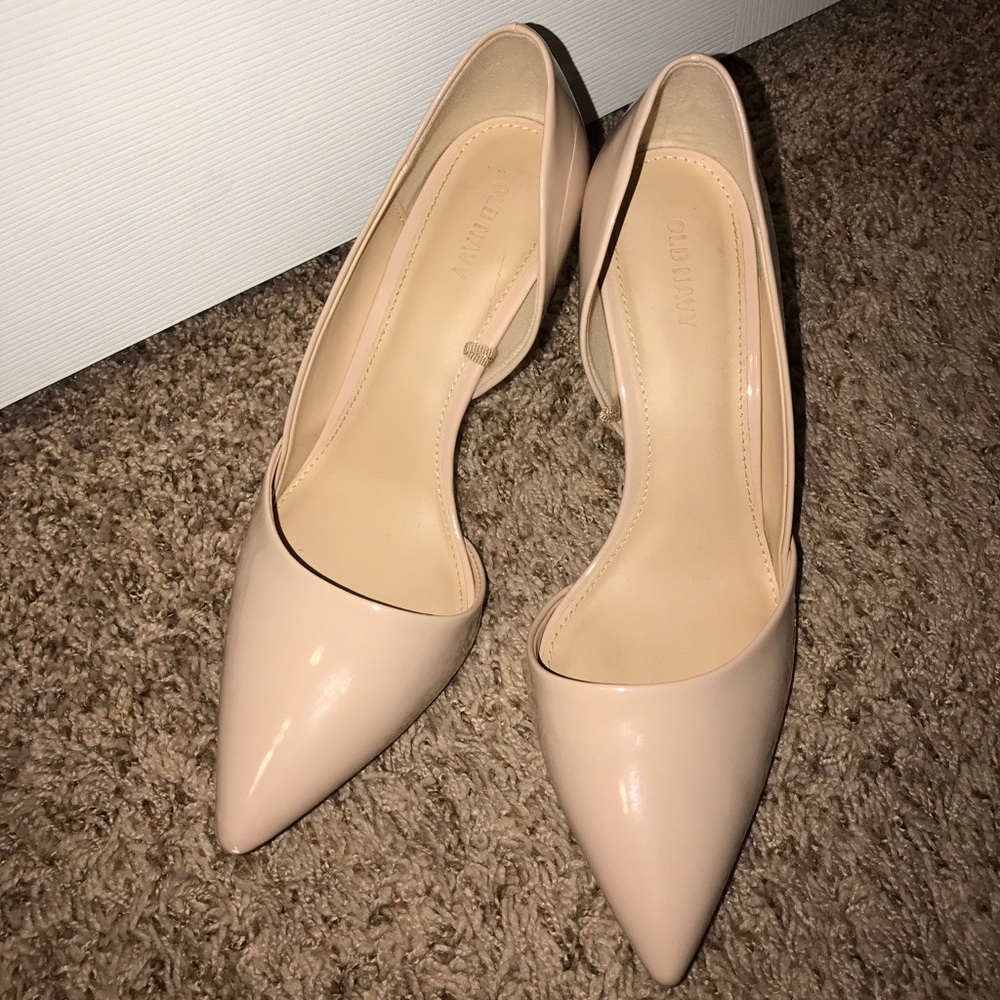 Beige patent leather heels