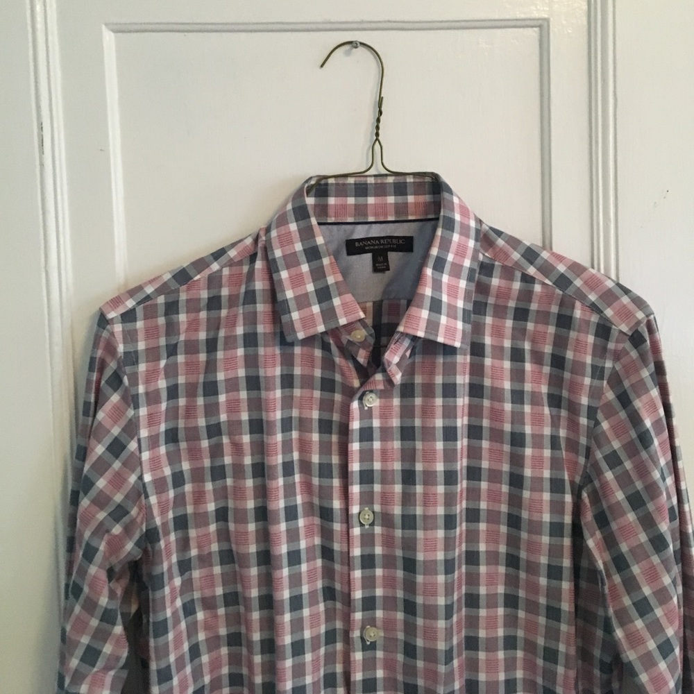 Banana Republic. Non-iron slim fit. Med. Red/blue.