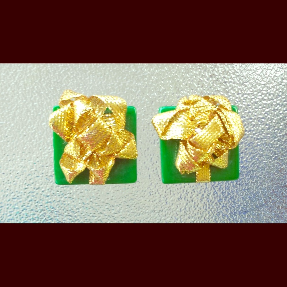 VTG Green Gift Wrapped Presents w/ Gold Bows Clip On BLING Earrings - Picture 4 of 6