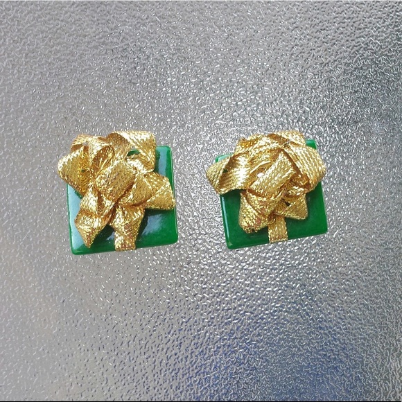 VTG Green Gift Wrapped Presents w/ Gold Bows Clip On BLING Earrings - Picture 3 of 6
