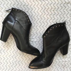 B. Makowsky booties!