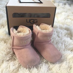 Infant Uggs size 2/3 comes with original box !