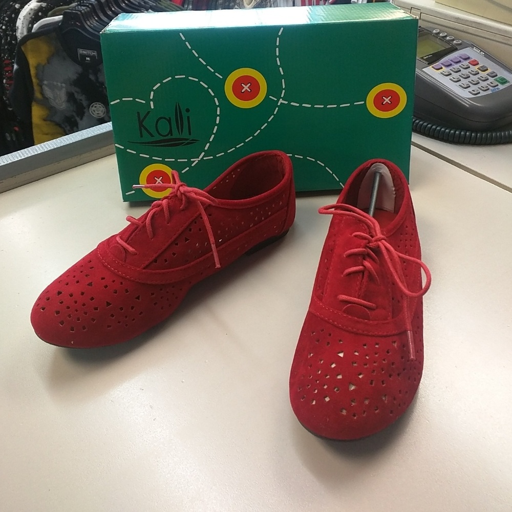 Red oxfords with geometric cut shapes