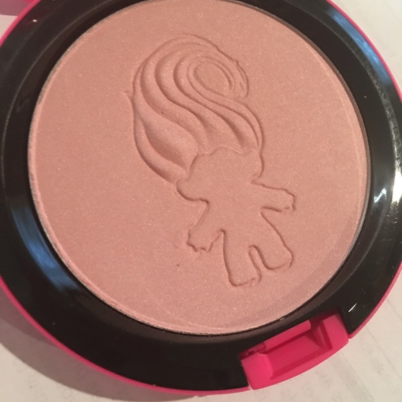 MAC Good Luck Trolls Highlighter - Picture 4 of 4