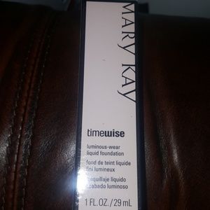 Mary Kay liquid foundation/Ivory 6