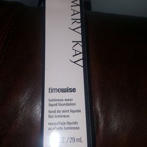 Mary Kay liquid foundation/Ivory 4
