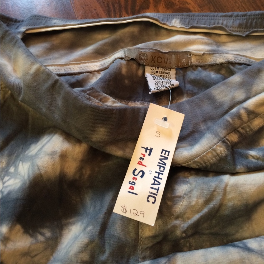 Women's zippered stretchy pants