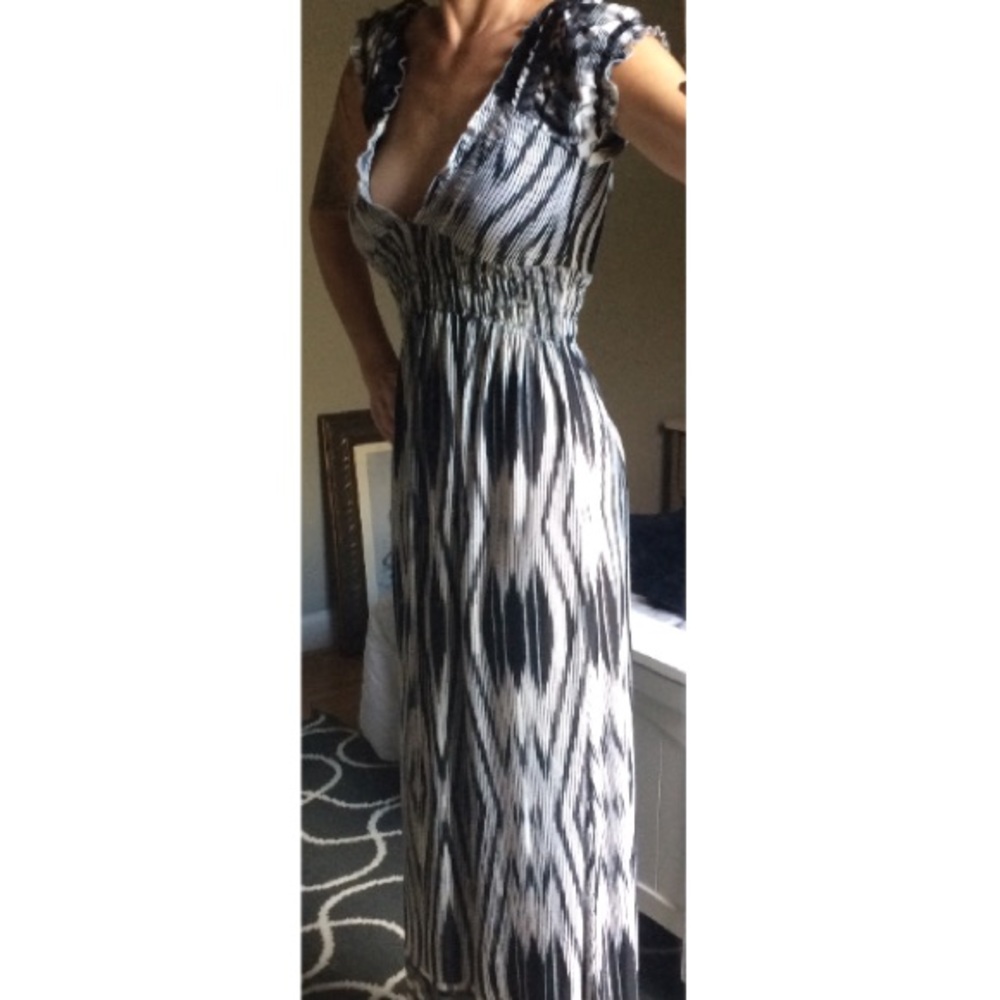 🦋SALE Black and white maxi dress.