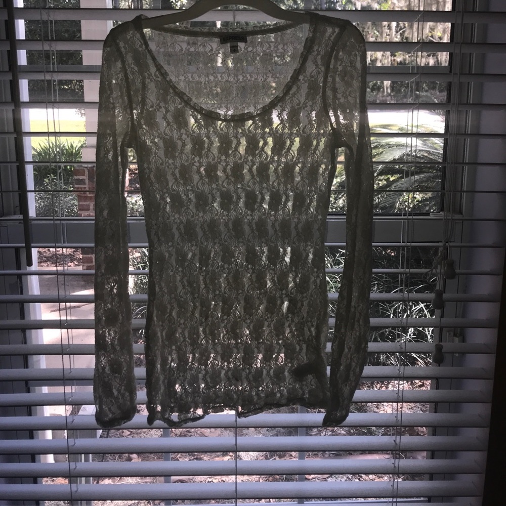 Long Sleeve lace floral top!