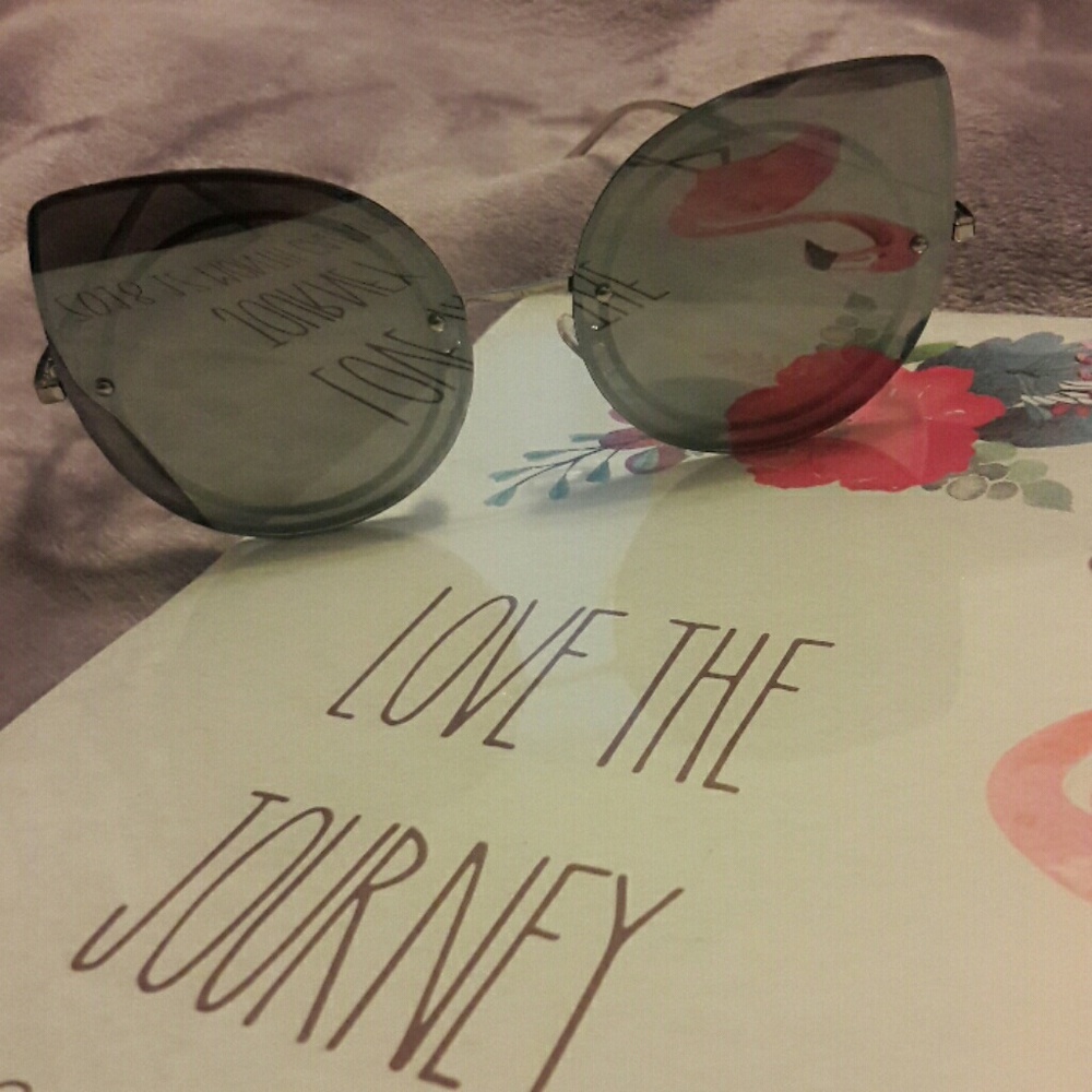 Oversized cat frame sunglasses