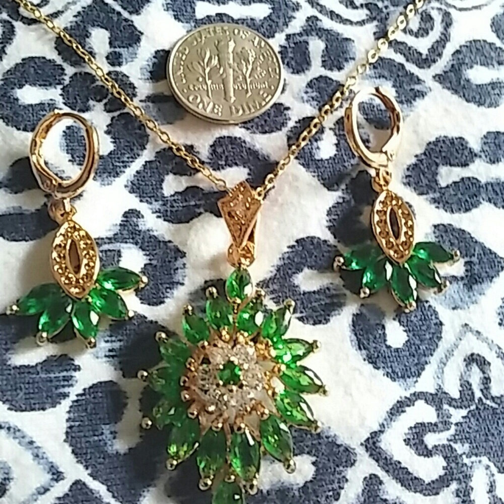 Emerald Green Necklace & Earrings Set!