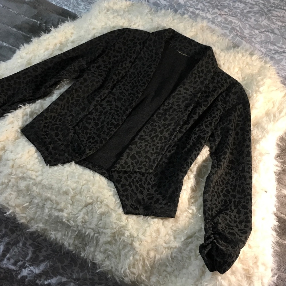 📫Sold 📫 Grey Leopard Crop Blazer 💋 - Picture 5 of 8