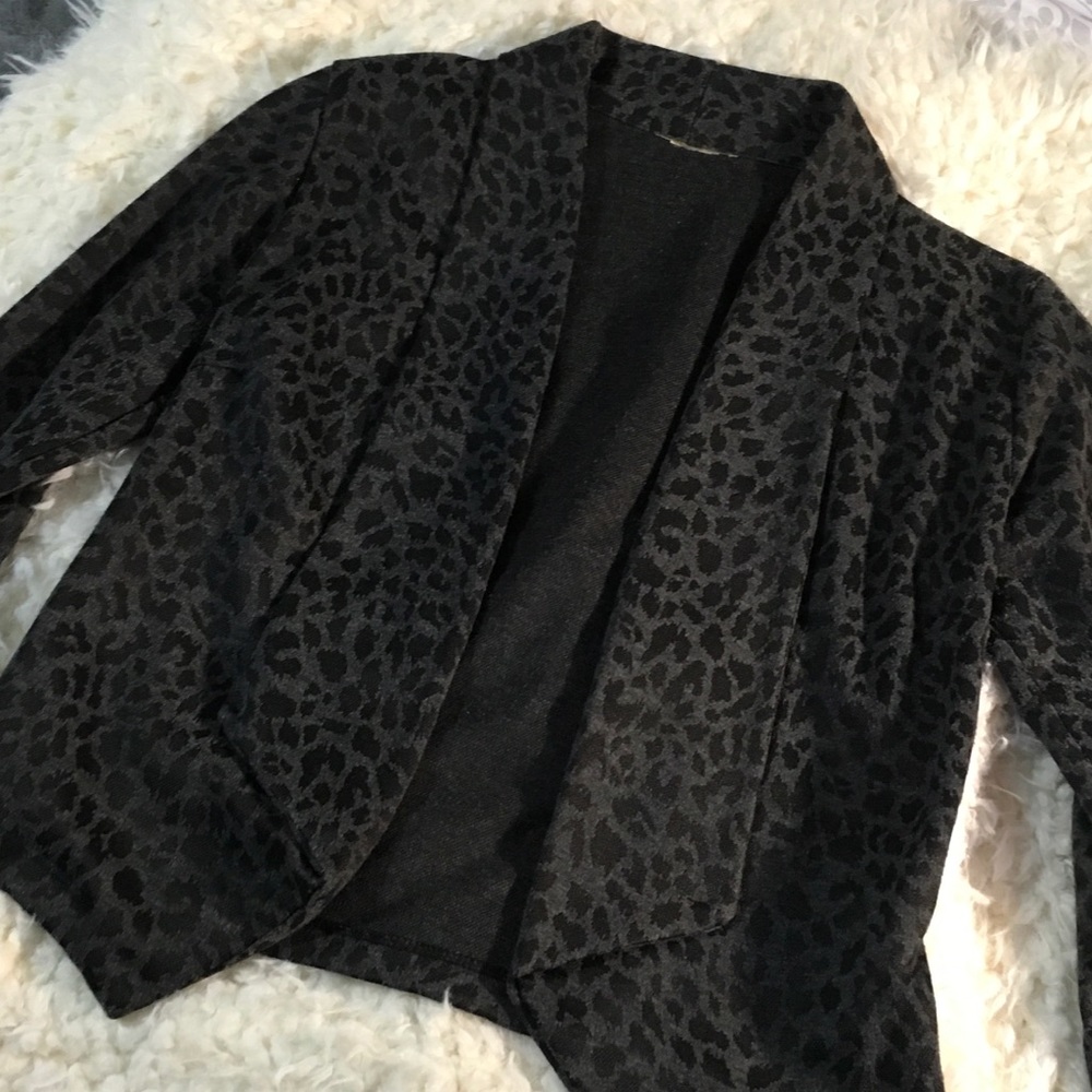 📫Sold 📫 Grey Leopard Crop Blazer 💋 - Picture 2 of 8