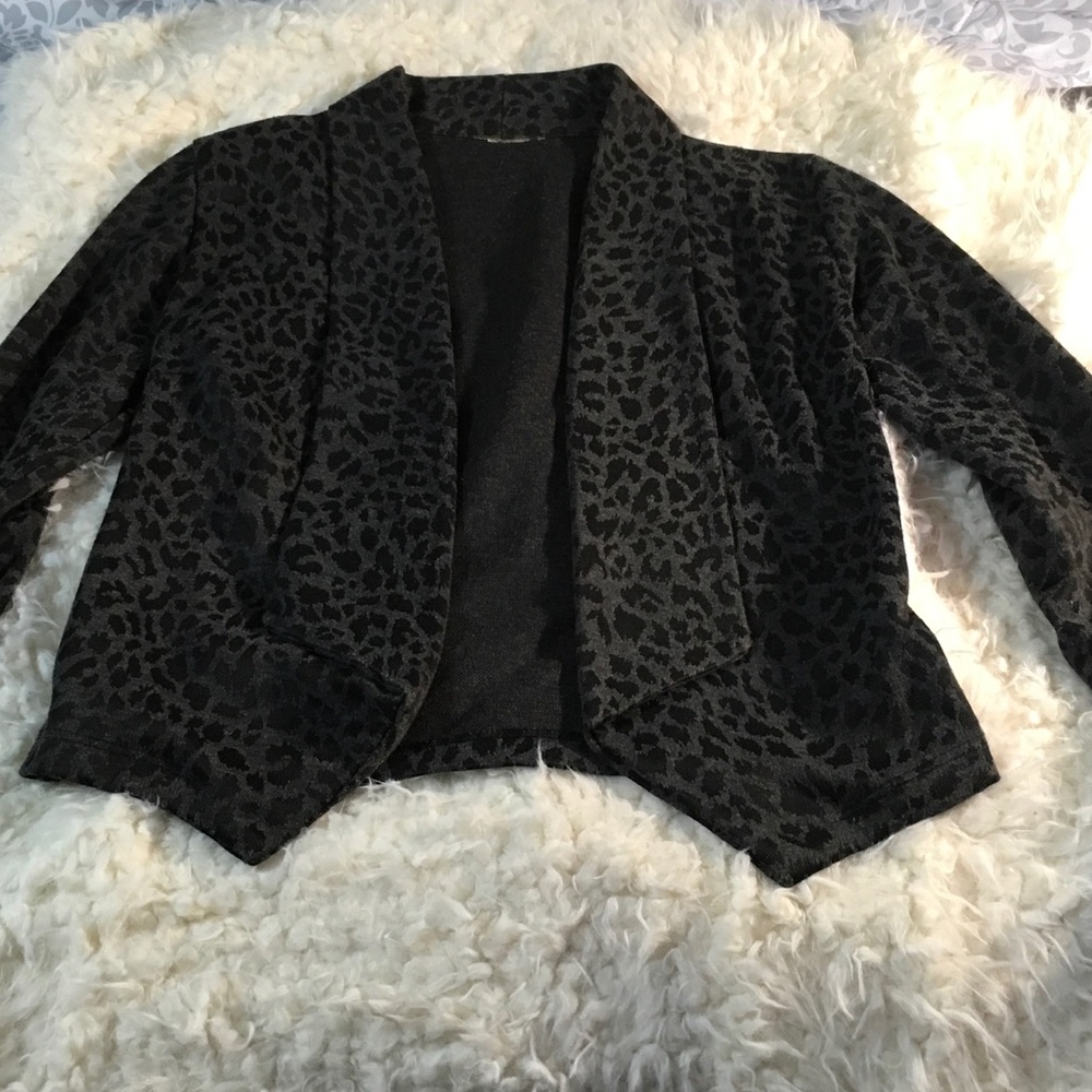 📫Sold 📫 Grey Leopard Crop Blazer 💋 - Picture 3 of 8