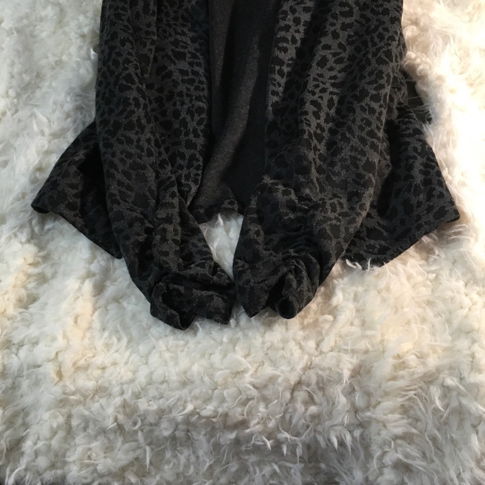 📫Sold 📫 Grey Leopard Crop Blazer 💋 - Picture 4 of 8