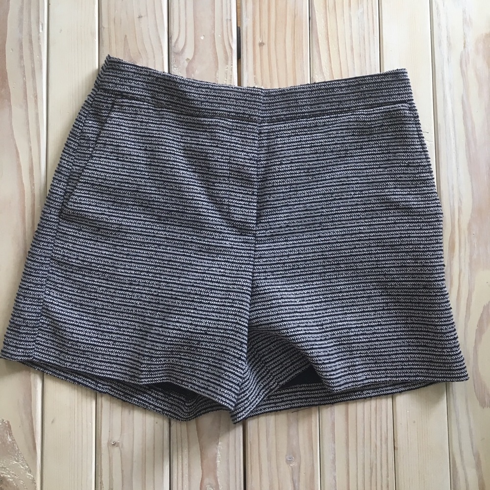 🆕 Ann Taylor navy&white striped polyester shorts