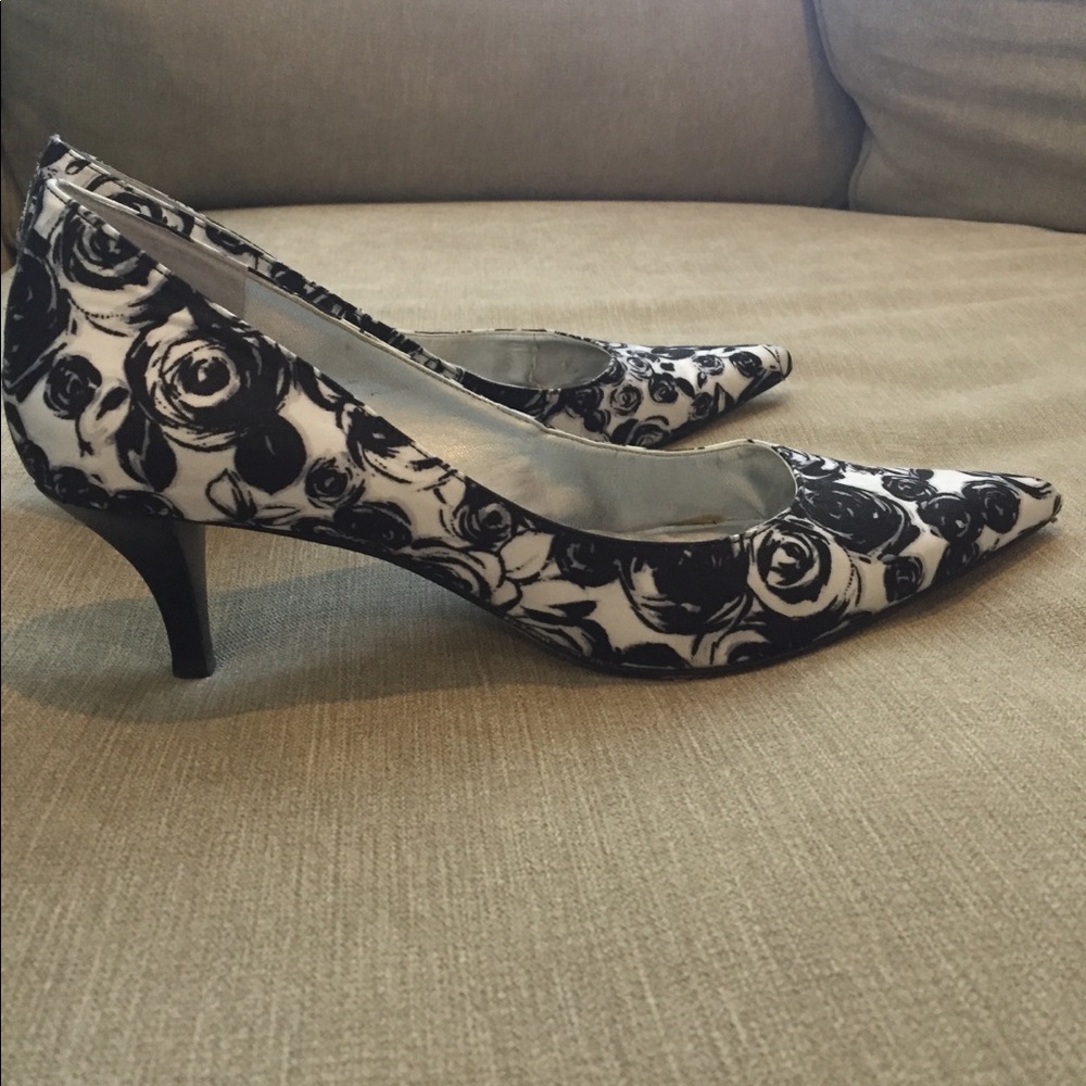 Bandolino kitten heels. Black floral. 8.5