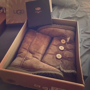 Tan uggs