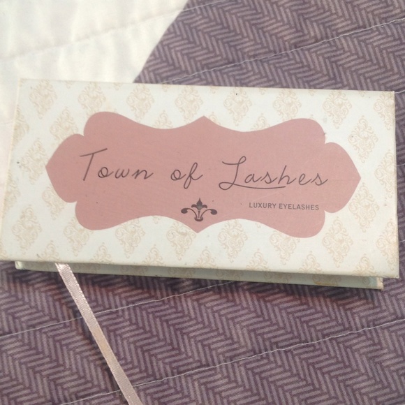Town of Lashes Luxury Eyelashes - Picture 2 of 4