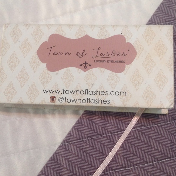 Town of Lashes Luxury Eyelashes - Picture 3 of 4