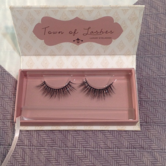 Town of Lashes Luxury Eyelashes - Picture 4 of 4