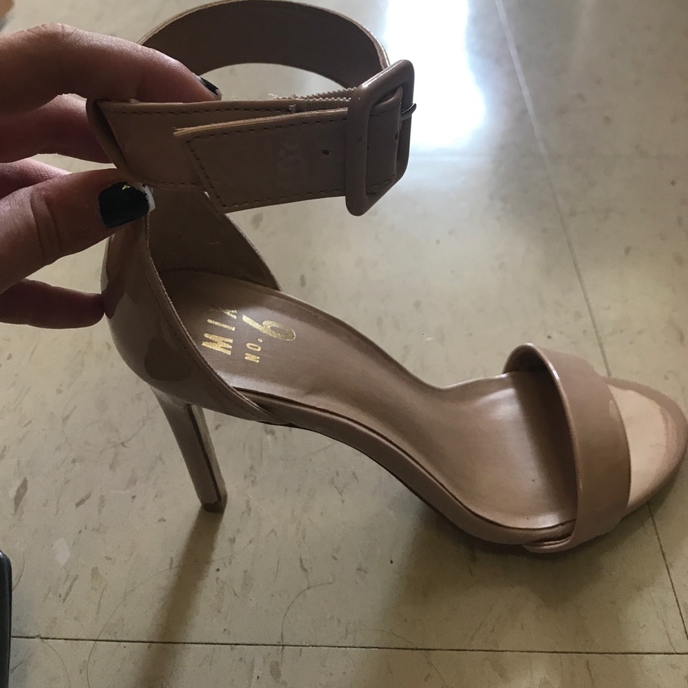 Selling tan/cream heels!! Size 7.5