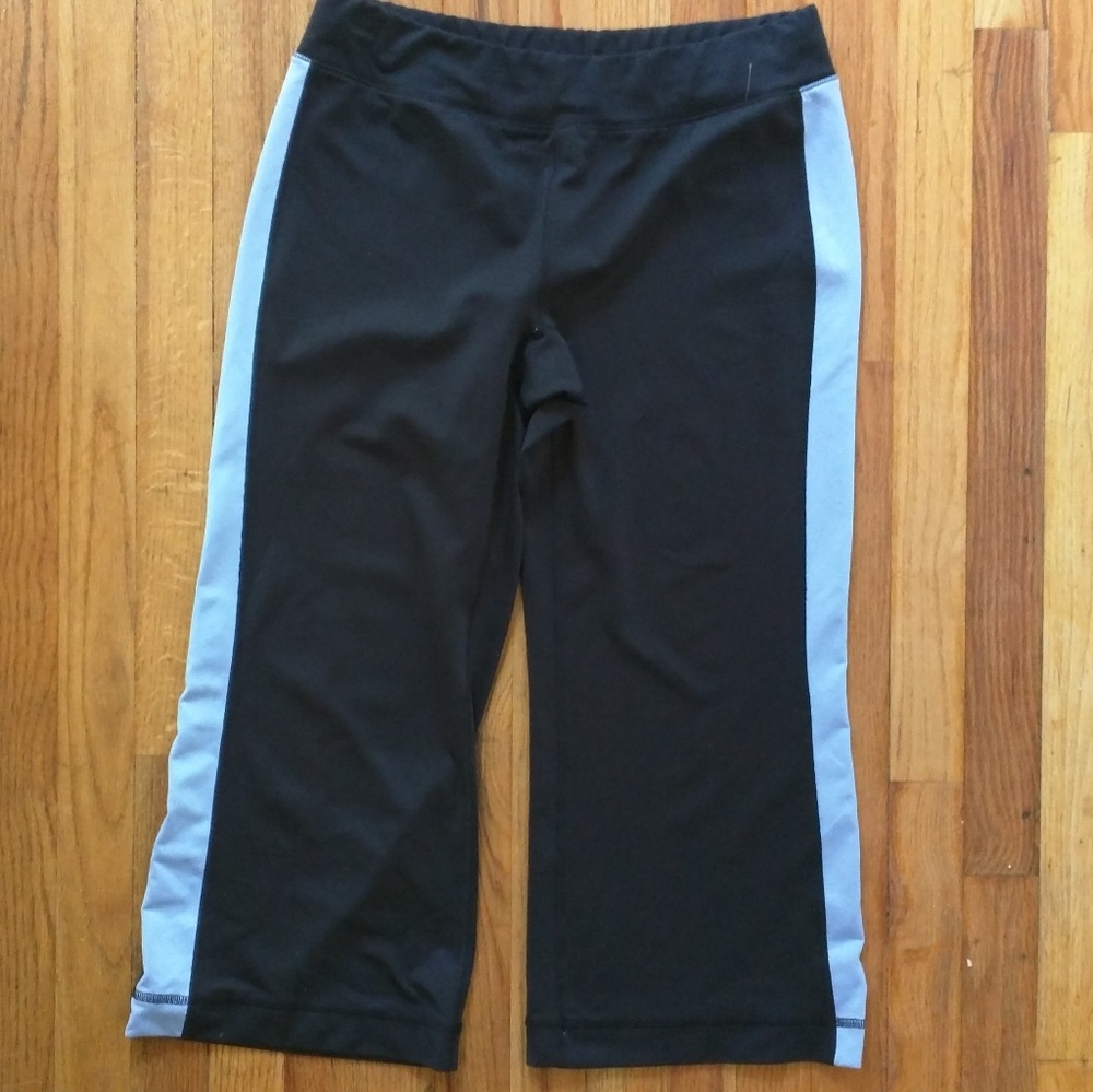 Lucy capri cropped exercise pant M