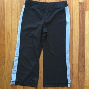 Lucy capri cropped exercise pant M